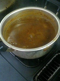 鍋で煮ているカレー